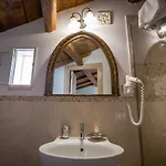 La Casa Di Ele Bed & Breakfast 4*