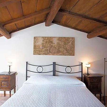 La Casa Di Ele Bed & Breakfast 4*